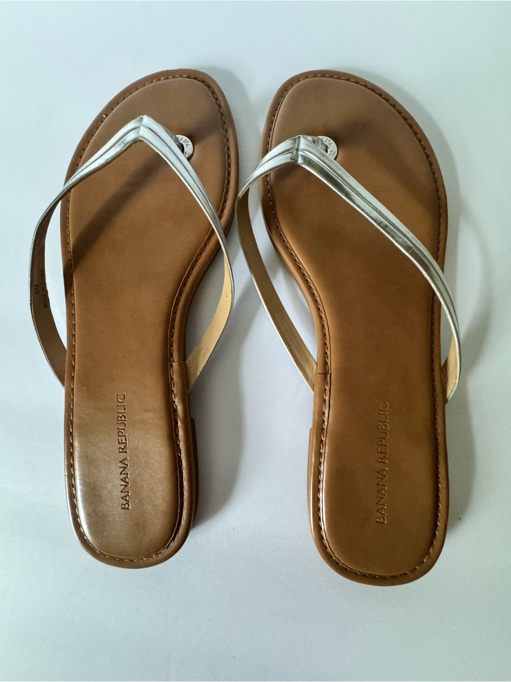 Banana Republic Women’s 9 Silver Flip Flop Thong Sandals Slip On Fashion